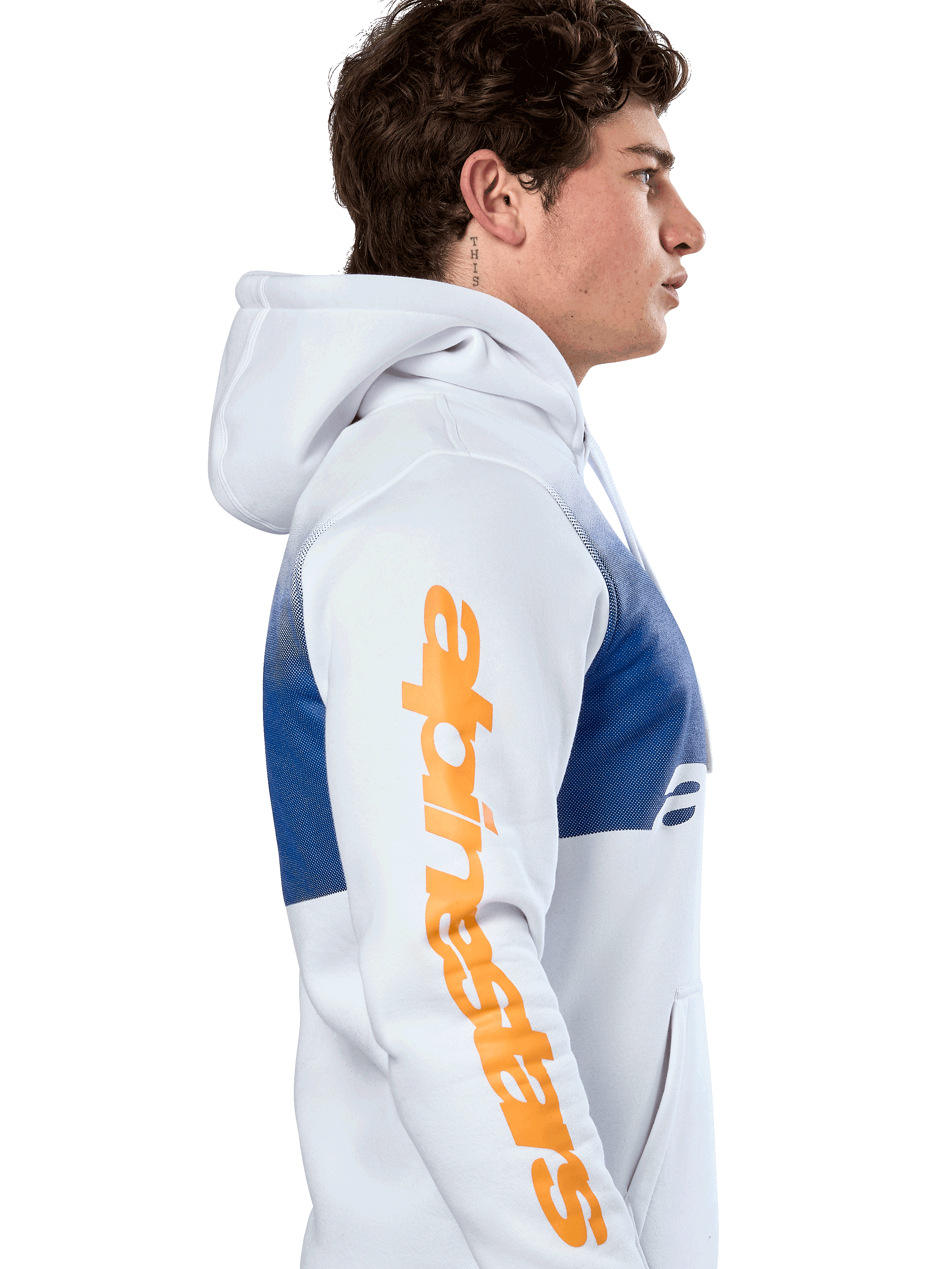 Alpinestars Specter Hoodie, lässige Streetwear, Weiß mit blauem Farbverlauf-Druck, große orangefarbene Alpinestars Wortmarke auf dem Ärmel, Seitenprofil eines Mannes, der den Kapuzenpullover trägt