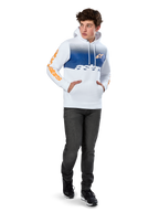 Alpinestars Specter Hoodie, weißer Fleece-Hoodie mit blauem Farbverlauf-Druck, orangefarbenes HD-Frontlogo und Wortmarken auf den Ärmeln, Kängurutasche und Kapuze mit Kordelzug, kombiniert mit dunklen Jeans für einen lässigen, vom Motorsport inspirierten Look