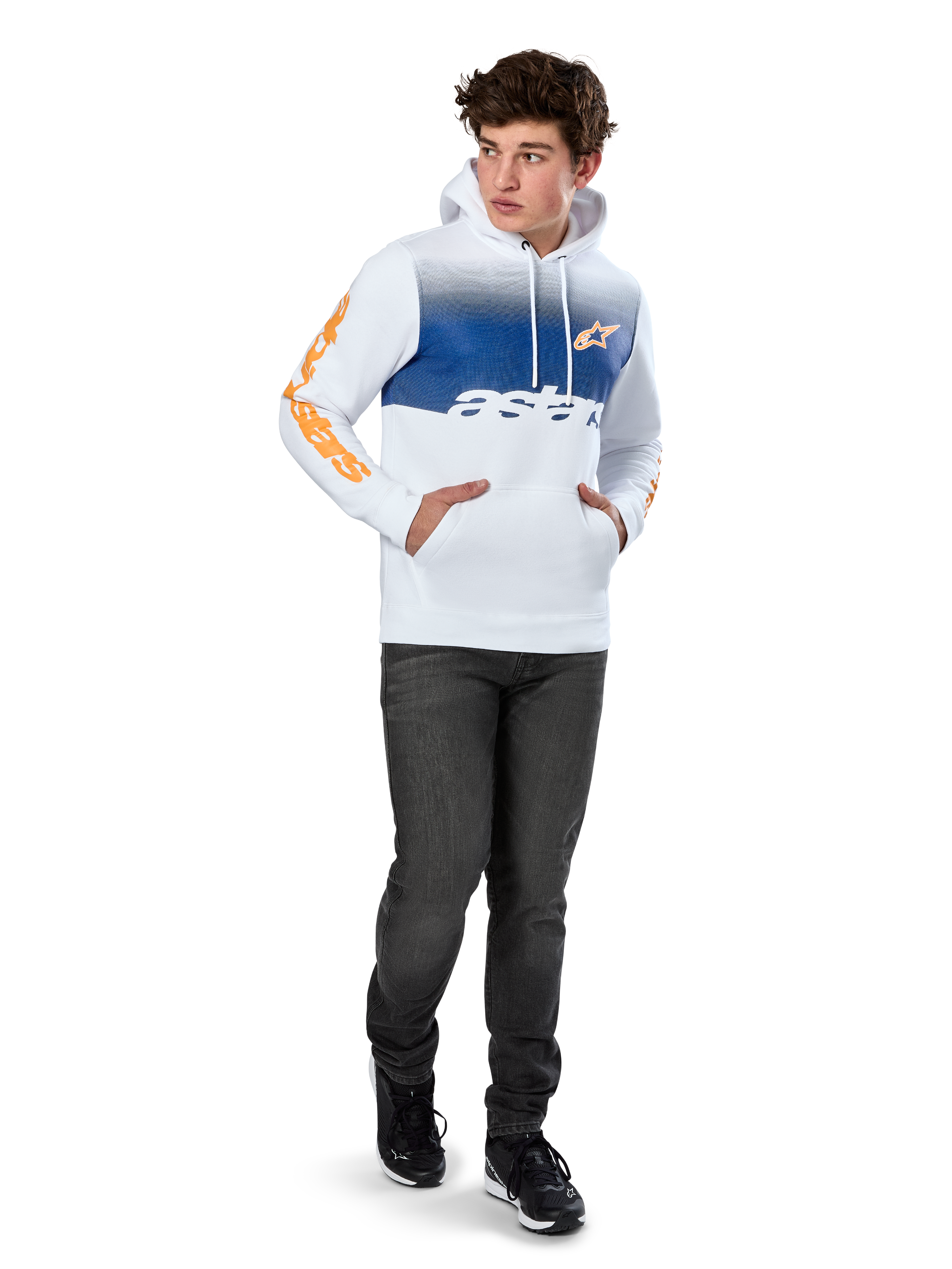 Alpinestars Specter Hoodie, weißer Fleece-Hoodie mit blauem Farbverlauf-Druck, orangefarbenes HD-Frontlogo und Wortmarken auf den Ärmeln, Kängurutasche und Kapuze mit Kordelzug, kombiniert mit dunklen Jeans für einen lässigen, vom Motorsport inspirierten Look