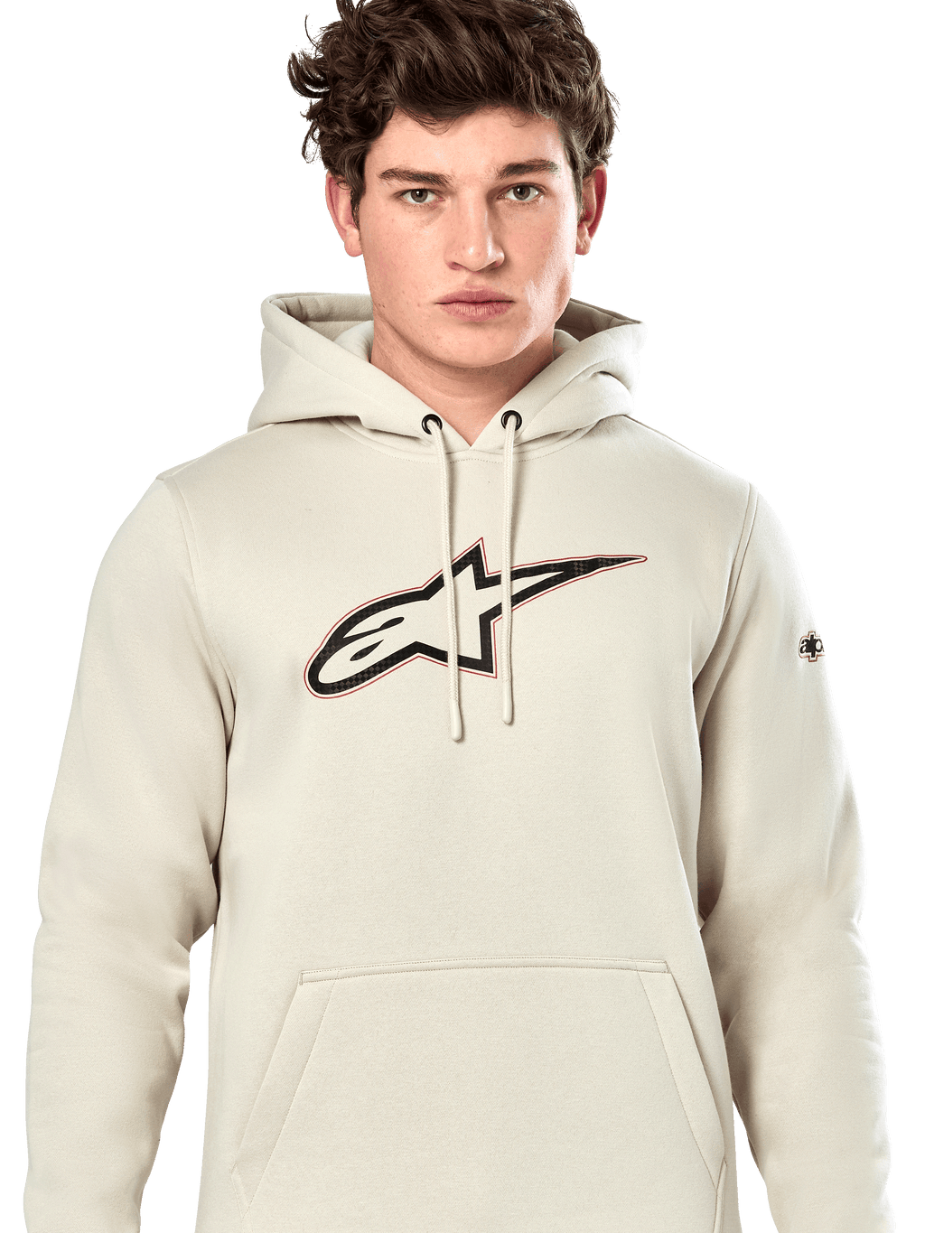 Alpinestars Insignia Hoodie, lässiger Kapuzenpullover, Off White mit Logo in Carbon-Optik auf der Brust, rote Umrandung, Kapuze mit Kordelzug und Kängurutasche, von einem Model getragen, Motorsport-inspiriertes Design