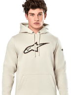 Alpinestars Insignia Hoodie, lässiger Kapuzenpullover, Off White mit Logo in Carbon-Optik auf der Brust, rote Umrandung, Kapuze mit Kordelzug und Kängurutasche, von einem Model getragen, Motorsport-inspiriertes Design