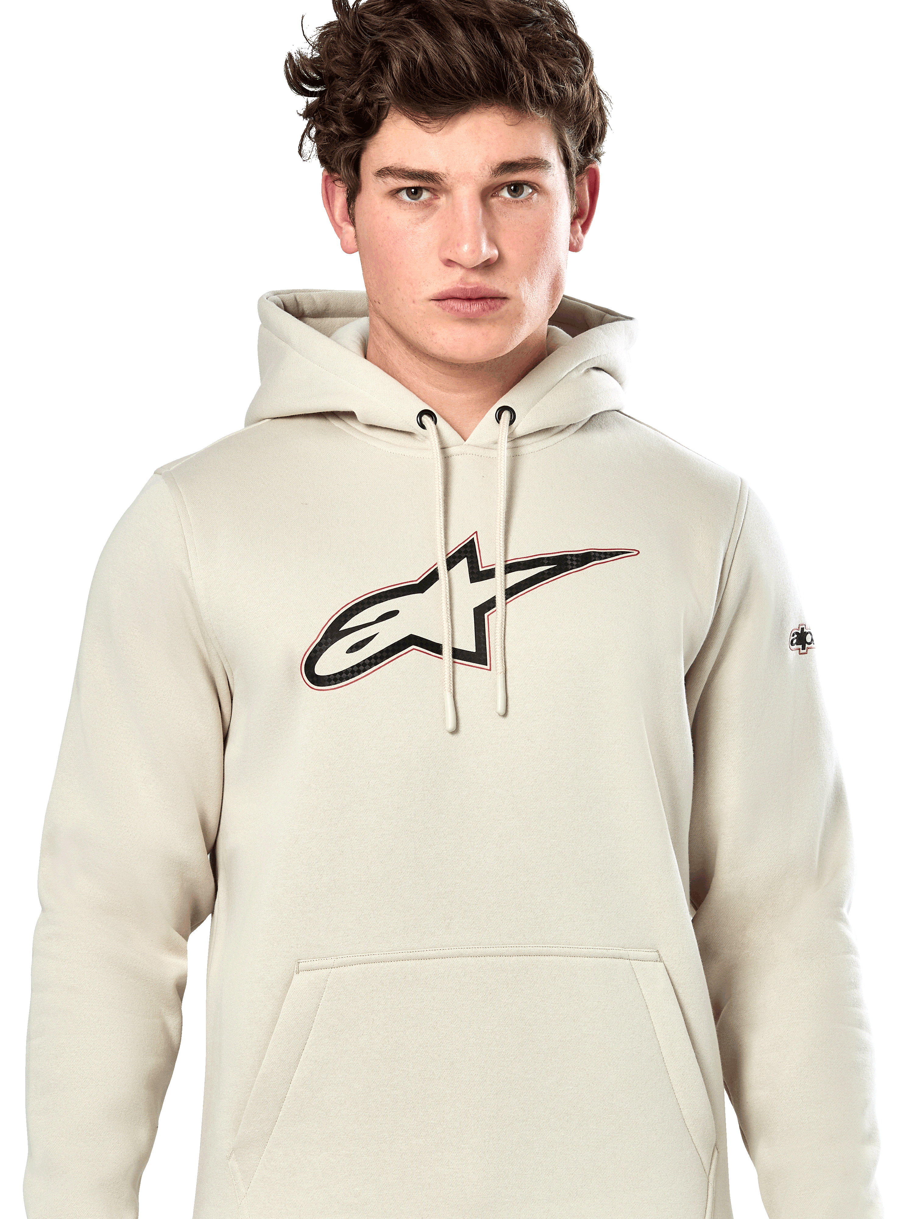 Alpinestars Insignia Hoodie, lässiger Kapuzenpullover, Off White mit Logo in Carbon-Optik auf der Brust, rote Umrandung, Kapuze mit Kordelzug und Kängurutasche, von einem Model getragen, Motorsport-inspiriertes Design