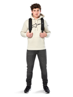 Alpinestars Insignia Hoodie, legere Streetwear, Fleece-Pullover in Off-White, Logo in Carbonfaser-Optik mit roter Umrandung, Kapuze mit Kordelzug, Kängurutasche, getragen von einem Model mit schwarzem Rucksack und dunkelgrauen Jeans