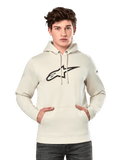 Alpinestars Insignia Hoodie, hellbeiger Fleece-Hoodie, männliches Model trägt Kapuzenpullover mit großem Alpinestars-Logo in Carbonfaser-Optik und roter Umrandung auf der Brust, Kängurutasche, Kapuze mit Kordelzug, lässige vom Motorsport inspirierte Streetwear