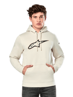 Alpinestars Insignia Hoodie, hellbeiger Fleece-Hoodie, männliches Model trägt Kapuzenpullover mit großem Alpinestars-Logo in Carbonfaser-Optik und roter Umrandung auf der Brust, Kängurutasche, Kapuze mit Kordelzug, lässige vom Motorsport inspirierte Streetwear