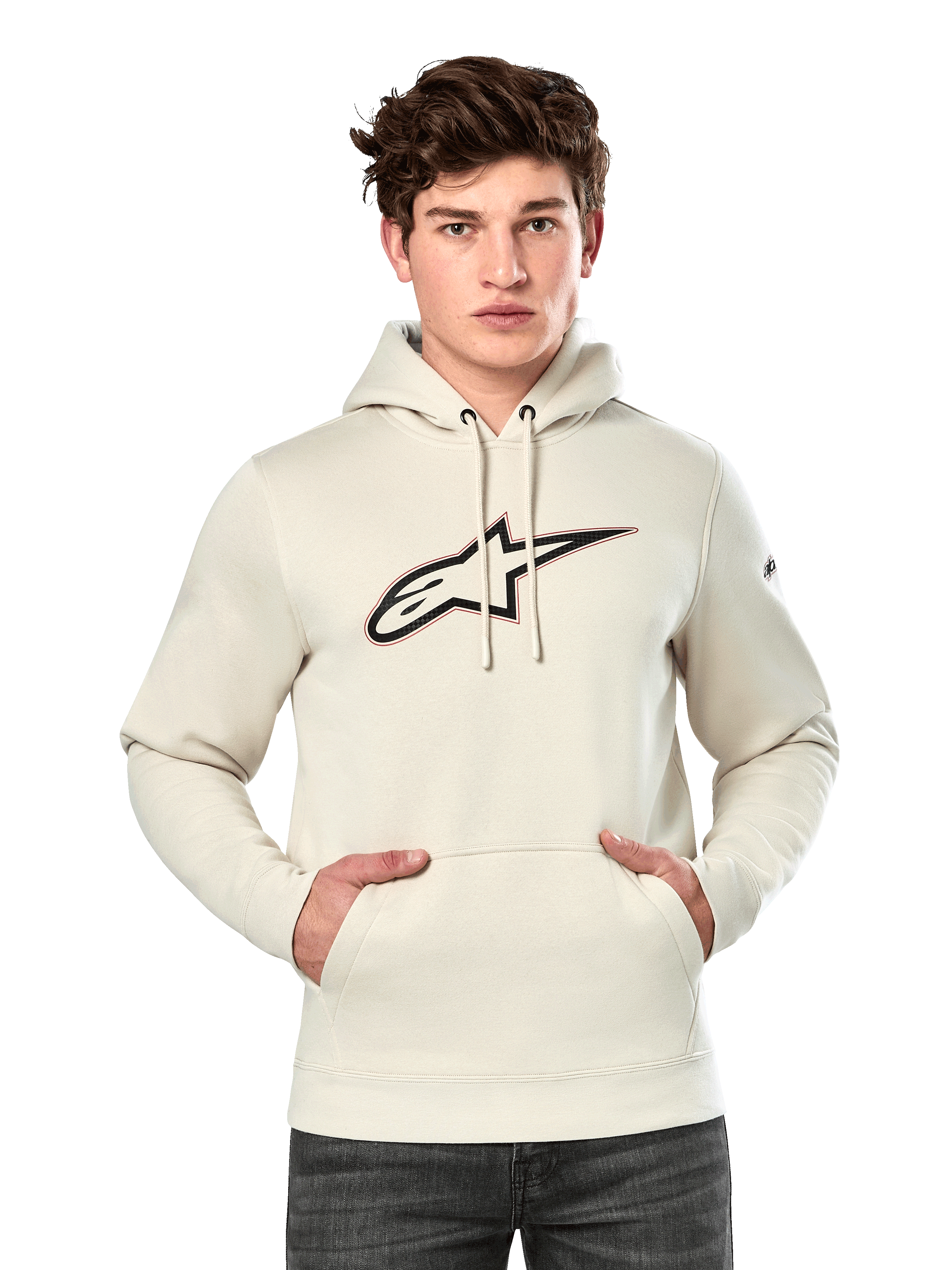 Alpinestars Insignia Hoodie, hellbeiger Fleece-Hoodie, männliches Model trägt Kapuzenpullover mit großem Alpinestars-Logo in Carbonfaser-Optik und roter Umrandung auf der Brust, Kängurutasche, Kapuze mit Kordelzug, lässige vom Motorsport inspirierte Streetwear