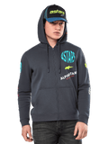Alpinestars Variegate Hoodie, Fleece-Hoodie mit Reißverschluss vorne, Gunmetal-Grau mit mehrfarbigen Logo-Grafiken auf der Brust und den Ärmeln, getragen von einem Model mit passender Kappe, lässige Streetwear mit Kängurutaschen und durchgehendem Reißverschluss
