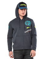Alpinestars Variegate Hoodie, Fleece-Hoodie mit Reißverschluss vorne, Gunmetal-Grau mit mehrfarbigen Logo-Grafiken auf der Brust und den Ärmeln, getragen von einem Model mit passender Kappe, lässige Streetwear mit Kängurutaschen und durchgehendem Reißverschluss