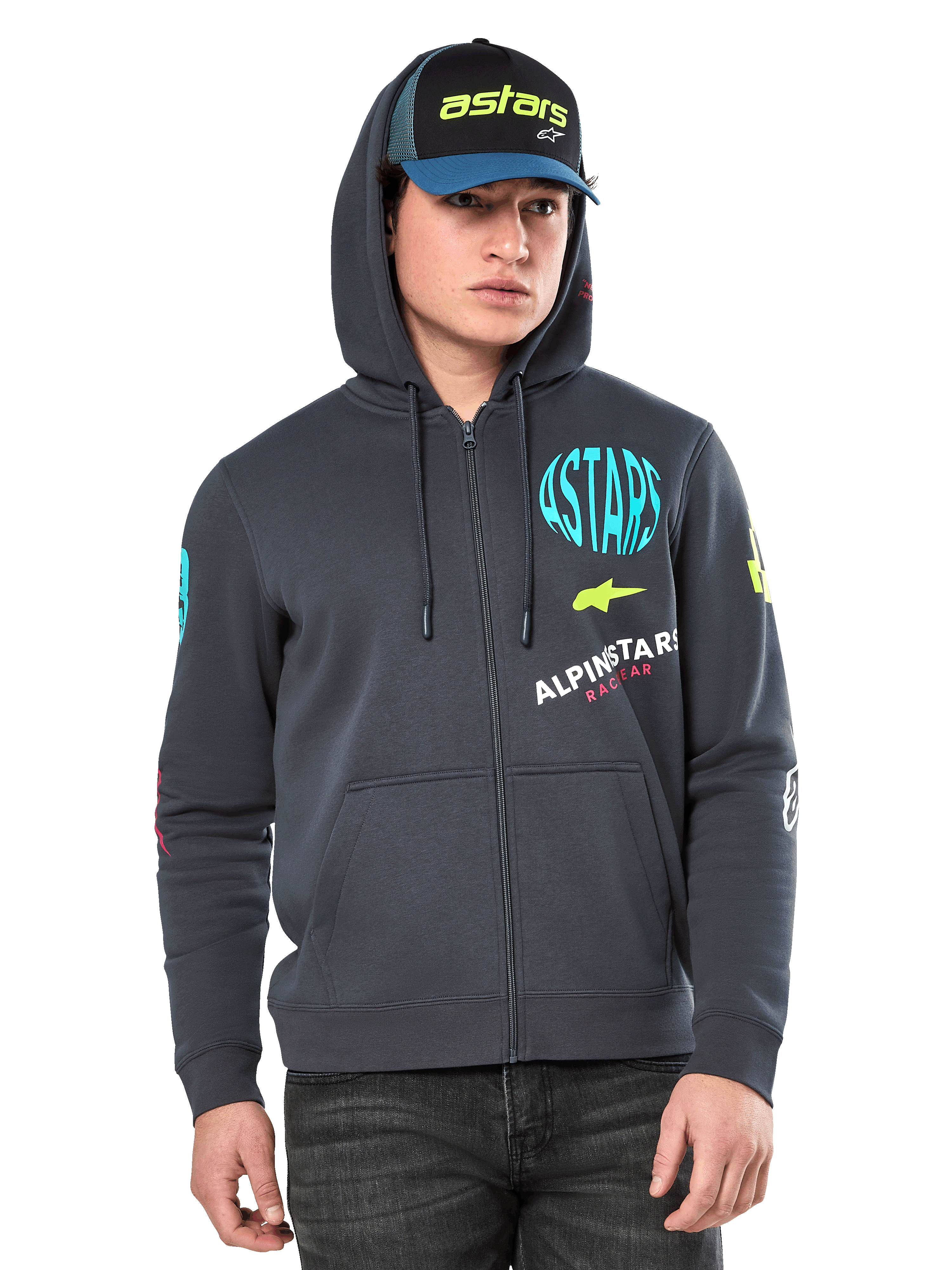 Alpinestars Variegate Hoodie, Fleece-Hoodie mit Reißverschluss vorne, Gunmetal-Grau mit mehrfarbigen Logo-Grafiken auf der Brust und den Ärmeln, getragen von einem Model mit passender Kappe, lässige Streetwear mit Kängurutaschen und durchgehendem Reißverschluss