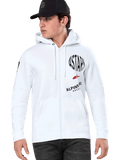 Alpinestars Variegate Hoodie, weißer Kapuzenpullover mit Reißverschluss, schwarze und rote ASTARS Racing-Grafiken, getragen von einem Model mit schwarzer Kappe und dunkler Jeans, lässige Motorsport-Streetwear mit Kängurutasche und Kapuze mit Kordelzug