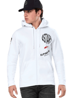 Alpinestars Variegate Hoodie, weißer Kapuzenpullover mit Reißverschluss, schwarze und rote ASTARS Racing-Grafiken, getragen von einem Model mit schwarzer Kappe und dunkler Jeans, lässige Motorsport-Streetwear mit Kängurutasche und Kapuze mit Kordelzug
