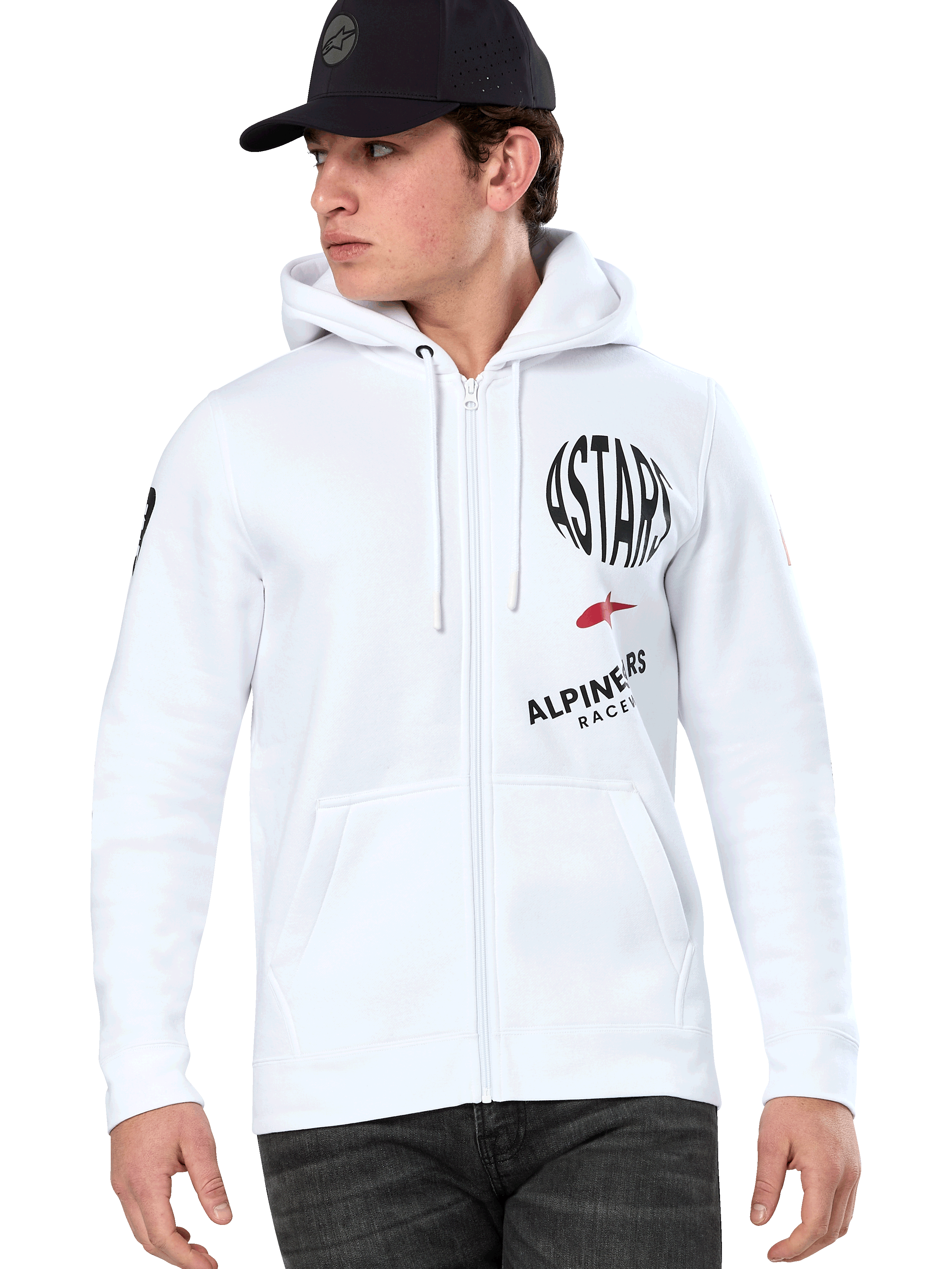 Alpinestars Variegate Hoodie, weißer Kapuzenpullover mit Reißverschluss, schwarze und rote ASTARS Racing-Grafiken, getragen von einem Model mit schwarzer Kappe und dunkler Jeans, lässige Motorsport-Streetwear mit Kängurutasche und Kapuze mit Kordelzug
