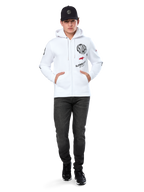 Alpinestars Variegate Hoodie, weißer Fleece-Hoodie mit Reißverschluss, Multi-Logo-Grafik mit „ASTARS“ und rotem Stern-Logo auf der Brust, grafische Details an den Ärmeln, getragen von einem Model mit schwarzer Kappe und schwarzer Jeans, lässige Motorsport-Streetwear