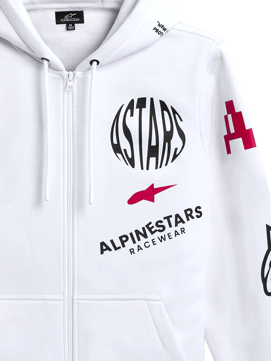 Alpinestars Variegate Hoodie, weißer Fleece-Hoodie mit Reißverschluss vorne, kreisförmiges schwarzes ASTARS-Logo, rotes Stern-Symbol und Alpinestars Racewear-Branding auf der Brust, lässige Motorsport-Streetwear