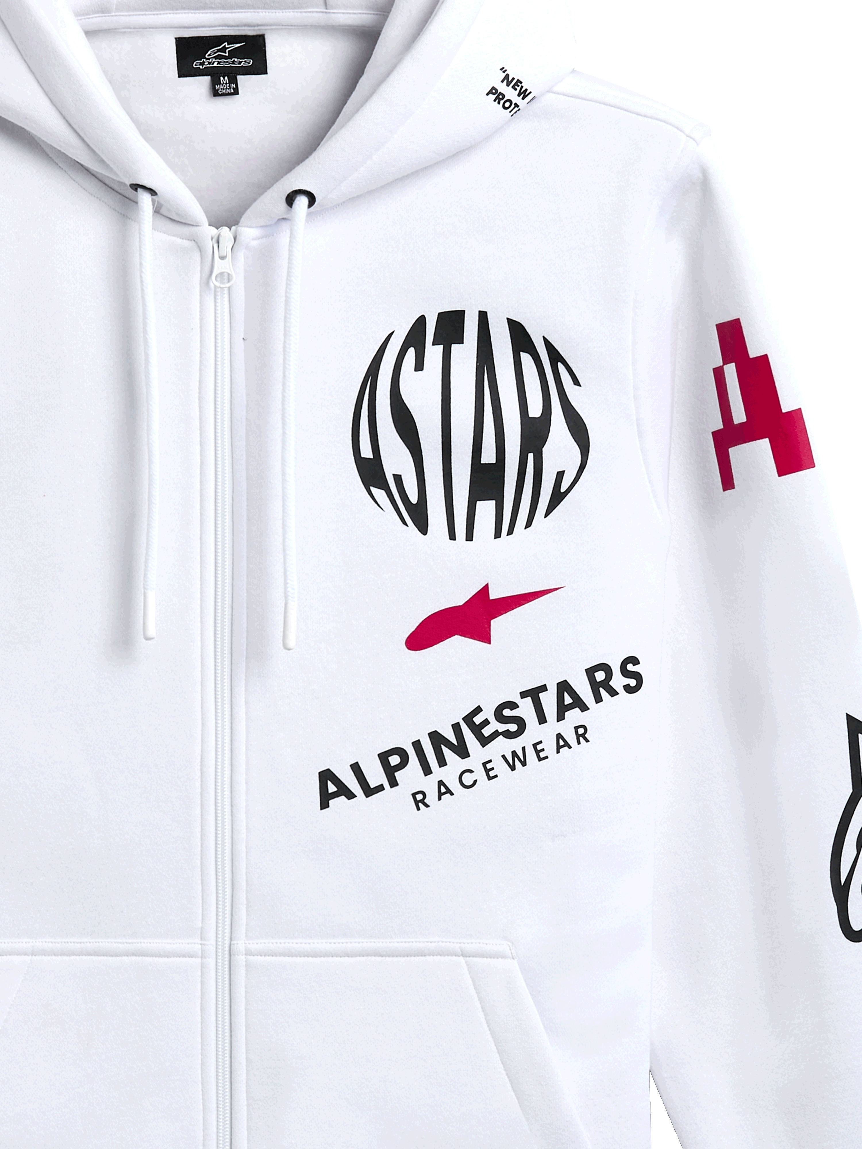 Alpinestars Variegate Hoodie, weißer Fleece-Hoodie mit Reißverschluss vorne, kreisförmiges schwarzes ASTARS-Logo, rotes Stern-Symbol und Alpinestars Racewear-Branding auf der Brust, lässige Motorsport-Streetwear