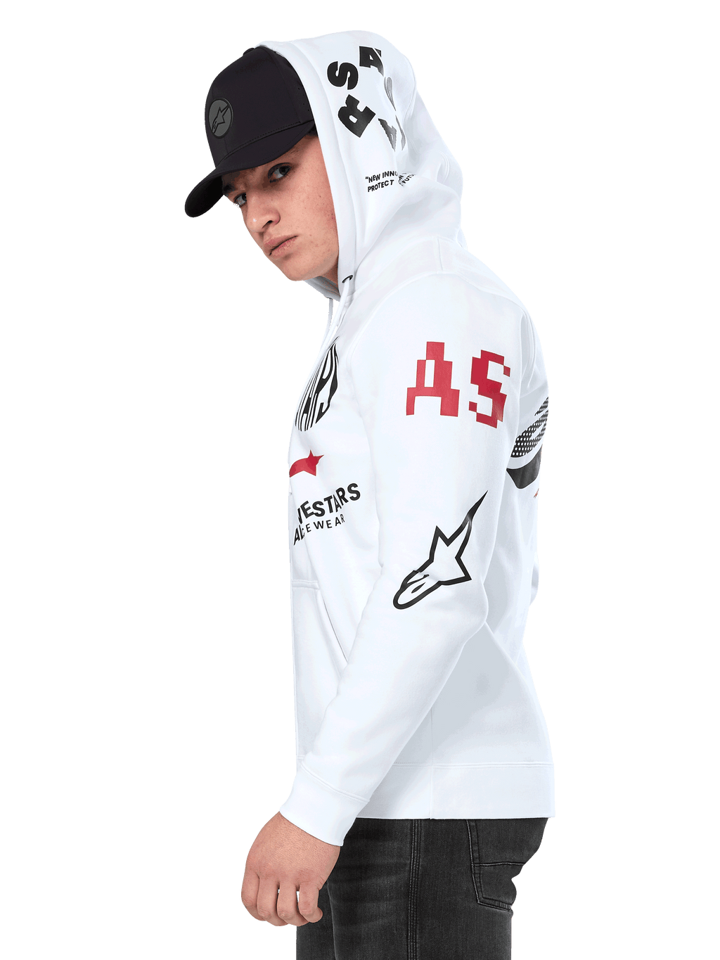 Alpinestars Variegate Hoodie, weißer Fleece-Hoodie mit Frontreißverschluss, Multi-Logo-Grafiken an den Ärmeln und der Kapuze mit rotem „AS“-Schriftzug und schwarzem Stern-Logo, getragen von einem Mann mit schwarzer Kappe, lässige Motorsport-Streetwear