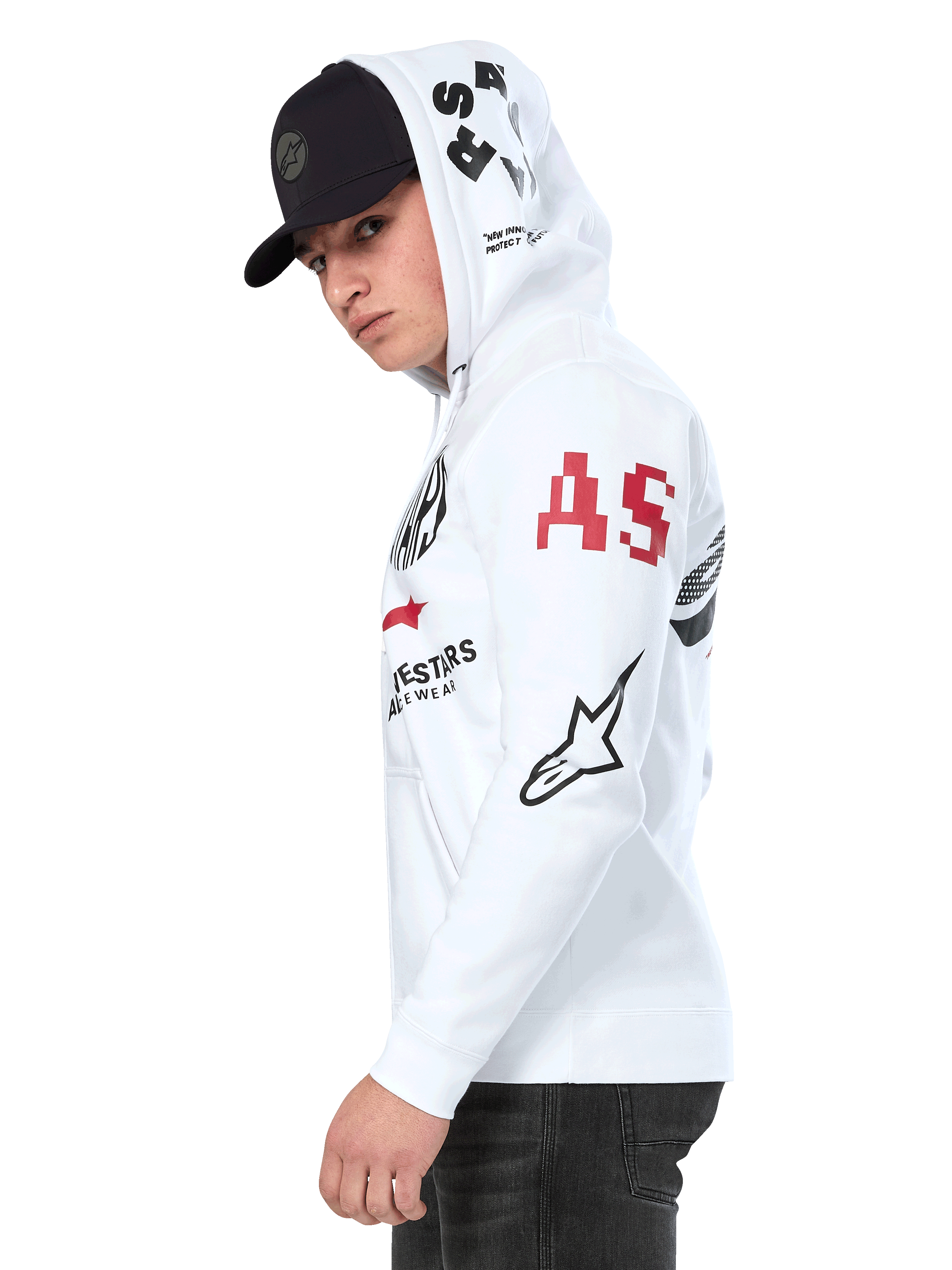 Alpinestars Variegate Hoodie, weißer Fleece-Hoodie mit Frontreißverschluss, Multi-Logo-Grafiken an den Ärmeln und der Kapuze mit rotem „AS“-Schriftzug und schwarzem Stern-Logo, getragen von einem Mann mit schwarzer Kappe, lässige Motorsport-Streetwear