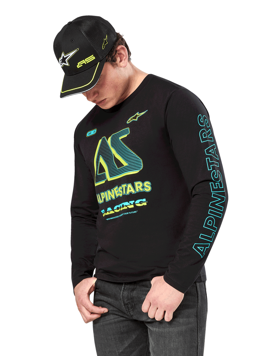 Alpinestars Ayess CSF Langarmshirt, schwarzes Langarmshirt mit neongelben und cyanfarbenen Grafiken, großes AS-Logo auf der Brust und vertikales Alpinestars-Branding am Ärmel, getragen von einem Model mit passender schwarzer Kappe und dunkler Jeans, lässige Motorsport-Lifestyle-Bekleidung