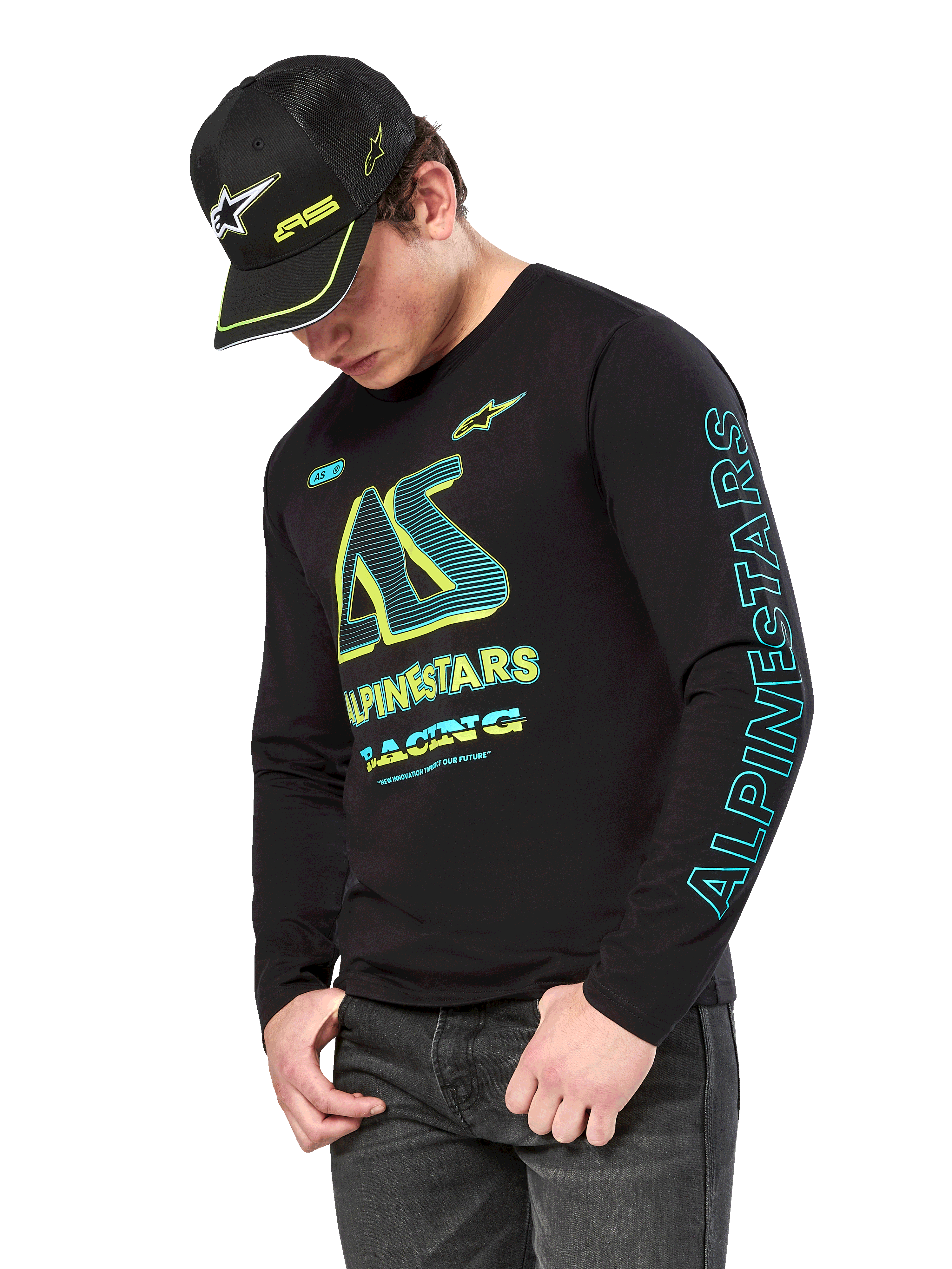 Alpinestars Ayess CSF Langarmshirt, schwarzes Langarmshirt mit neongelben und cyanfarbenen Grafiken, großes AS-Logo auf der Brust und vertikales Alpinestars-Branding am Ärmel, getragen von einem Model mit passender schwarzer Kappe und dunkler Jeans, lässige Motorsport-Lifestyle-Bekleidung