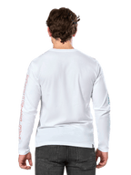 Alpinestars Ayess Csf Tee, Langarm-T-Shirt, Weiß, Rückansicht, mit rotem Alpinestars-Schriftzug auf dem rechten Ärmel und blauen Grafiken auf dem linken Ärmel, lässige motorsport-inspirierte Streetwear
