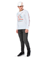 Alpinestars Ayess CSF Tee, Langarm-T-Shirt, Weiß, mit großen blauen und roten CSF-Racing-Grafiken auf der Brust und rotem Alpinestars-Branding am Ärmel, getragen mit dunkler Jeans und einer weißen Alpinestars-Kappe, lässige Motorsport-Streetwear
