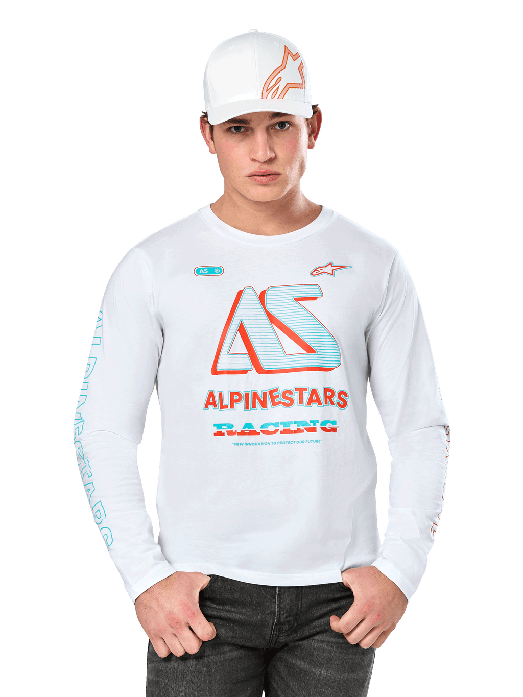 Alpinestars Ayess Csf Langarmshirt, weißes Motorsport-T-Shirt mit buntem AS-Logo in Blau und Rot, ALPINESTARS RACING Grafiken, kombiniert mit weißer Kappe und schwarzer Jeans, weißer Hintergrund
