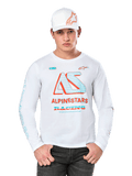 Alpinestars Ayess Csf Langarmshirt, weißes Motorsport-T-Shirt mit buntem AS-Logo in Blau und Rot, ALPINESTARS RACING Grafiken, kombiniert mit weißer Kappe und schwarzer Jeans, weißer Hintergrund