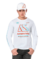 Alpinestars Ayess Csf Langarmshirt, weißes Motorsport-T-Shirt mit buntem AS-Logo in Blau und Rot, ALPINESTARS RACING Grafiken, kombiniert mit weißer Kappe und schwarzer Jeans, weißer Hintergrund