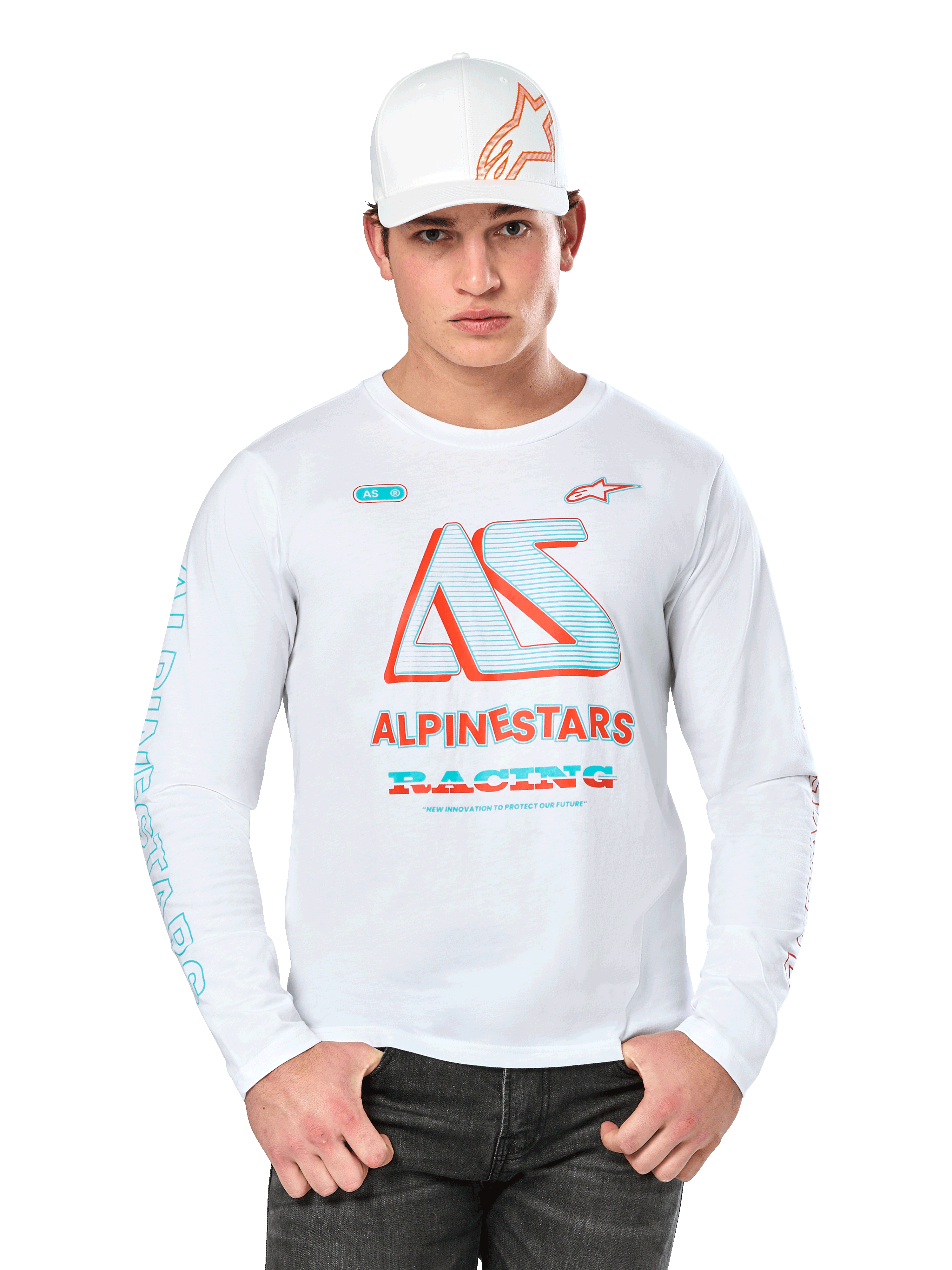 Alpinestars Ayess Csf Langarmshirt, weißes Motorsport-T-Shirt mit buntem AS-Logo in Blau und Rot, ALPINESTARS RACING Grafiken, kombiniert mit weißer Kappe und schwarzer Jeans, weißer Hintergrund