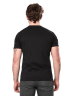 Alpinestars Semicircle CSF Tee, Kurzarm-T-Shirt, Schwarz, Rückansicht am Modell, unbedruckte Rückseite, lässige Motorsport-Streetwear, kombiniert mit dunkelgrauen Jeans