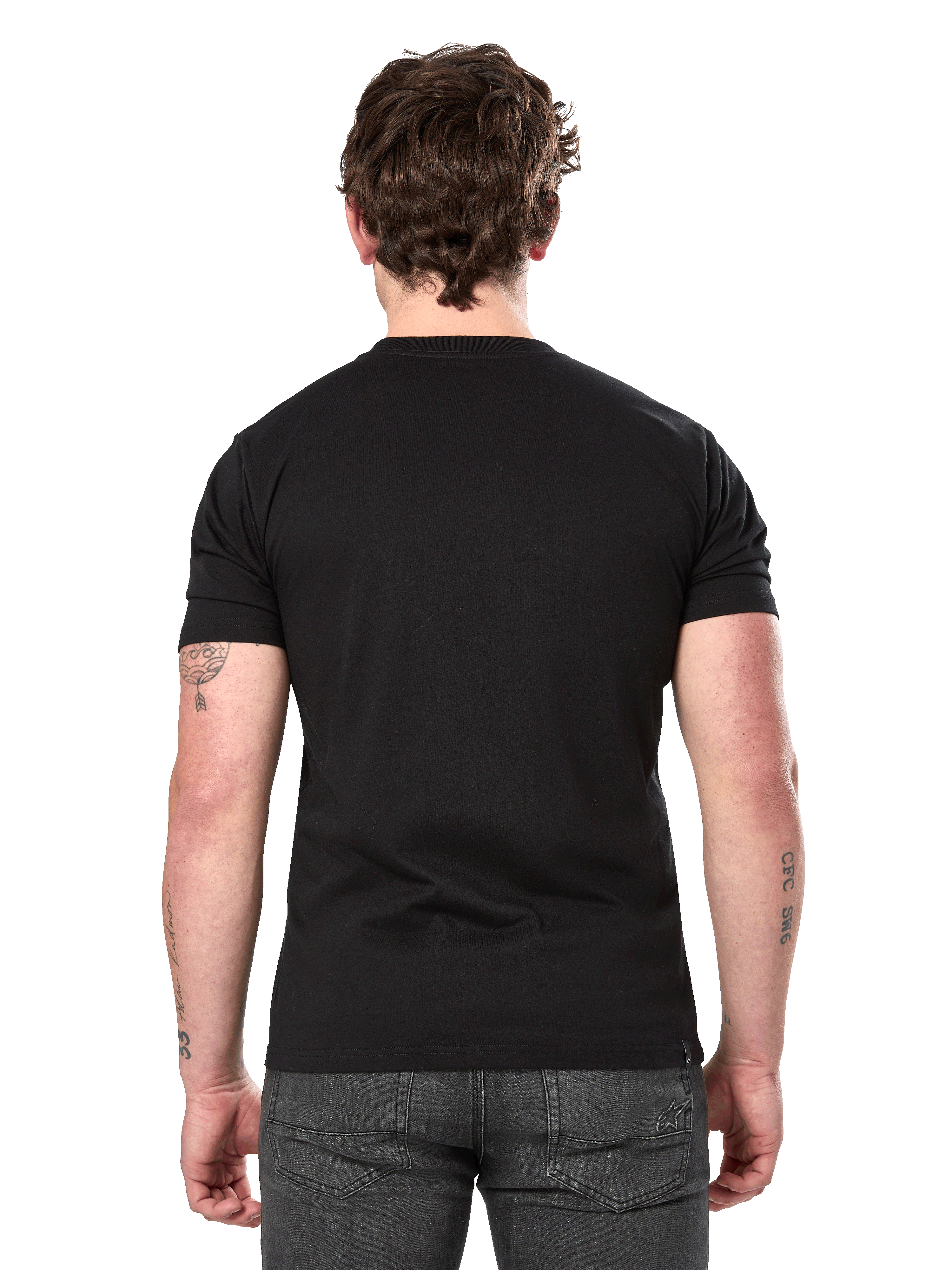 Alpinestars Semicircle CSF Tee, Kurzarm-T-Shirt, Schwarz, Rückansicht am Modell, unbedruckte Rückseite, lässige Motorsport-Streetwear, kombiniert mit dunkelgrauen Jeans