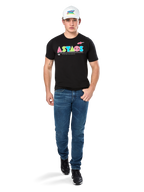 Männliches Model im Alpinestars Cereal CSF Tee, schwarzes Kurzarm-T-Shirt mit farbenfrohem geometrischem ASTARS-Logo, kombiniert mit blauen Jeans und weißer Kappe, lässige motorsport-inspirierte Streetwear.