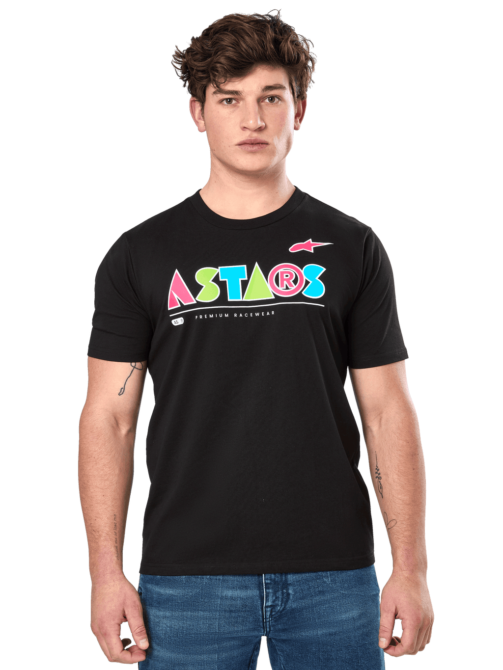 Alpinestars Cereal CSF Tee, schwarzes Kurzarm-T-Shirt, von einem männlichen Model getragen, farbenfrohes geometrisches ASTARS-Logo mit „Premium Racewear“-Schriftzug, lässige Motorsport-Streetwear