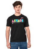 Alpinestars Cereal CSF Tee, schwarzes Kurzarm-T-Shirt, von einem männlichen Model getragen, farbenfrohes geometrisches ASTARS-Logo mit „Premium Racewear“-Schriftzug, lässige Motorsport-Streetwear