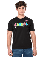 Alpinestars Cereal CSF Tee, schwarzes Kurzarm-T-Shirt, von einem männlichen Model getragen, farbenfrohes geometrisches ASTARS-Logo mit „Premium Racewear“-Schriftzug, lässige Motorsport-Streetwear