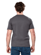 Alpinestars Cereal CSF T-Shirt, kurzärmeliges T-Shirt, Anthrazit, Rückansicht, getragen von einem Model mit blauen Jeans, lässige Motorsport-inspirierte Streetwear
