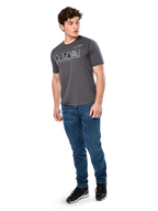 Alpinestars Cereal CSF Tee, Kurzarm-T-Shirt, Anthrazit, weißes geometrisches Astars-Textlogo, lässige Motorsport-Streetwear, kombiniert mit blauen Jeans und schwarzen Sneakern
