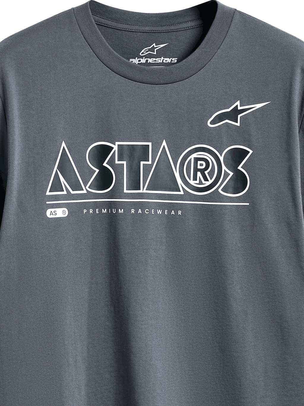 Alpinestars Cereal CSF Tee, Kurzarm-T-Shirt, Anthrazit, Detailansicht der Brustgrafik mit weißem geometrischem ASTARS-Textlogo und PREMIUM RACEWEAR Slogan, lässige Motorsport-Streetwear