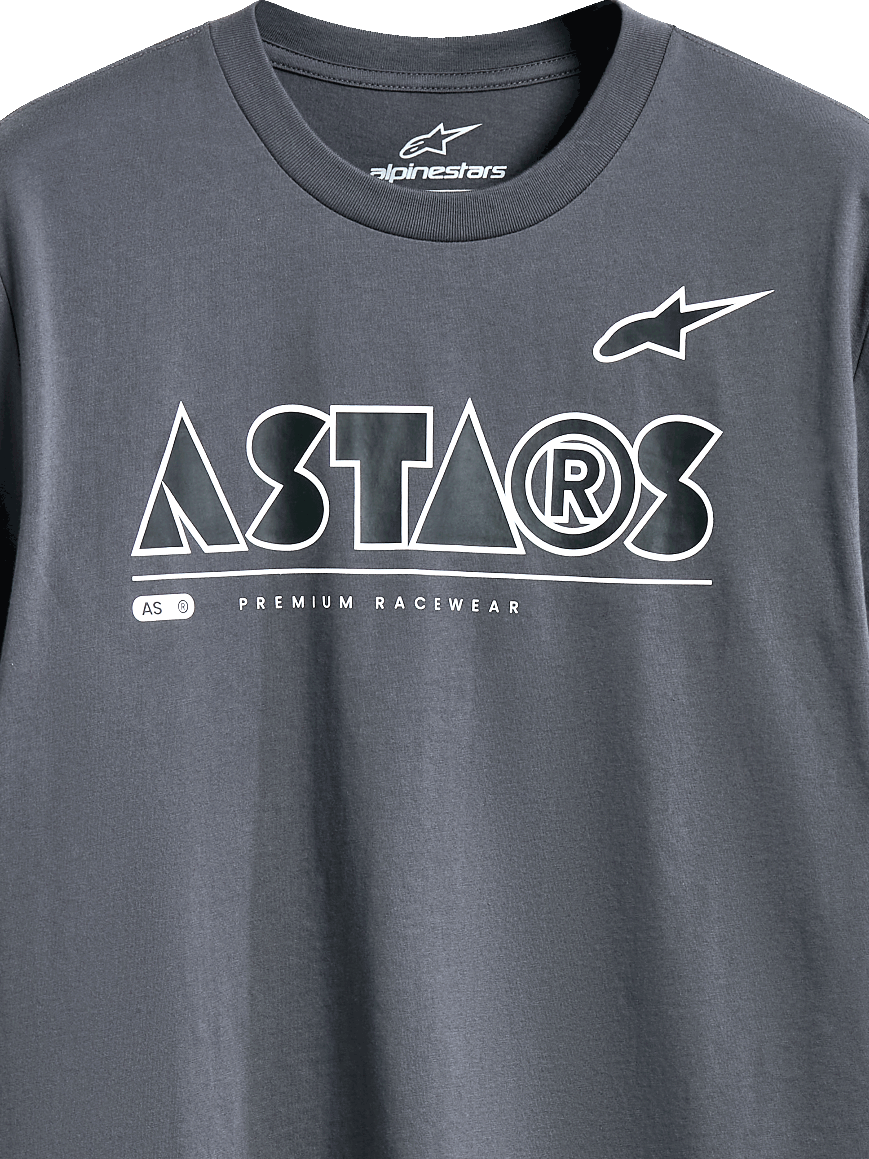 Alpinestars Cereal CSF Tee, Kurzarm-T-Shirt, Anthrazit, Detailansicht der Brustgrafik mit weißem geometrischem ASTARS-Textlogo und PREMIUM RACEWEAR Slogan, lässige Motorsport-Streetwear