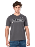 Alpinestars Cereal CSF Tee, anthrazitgraues Kurzarm-T-Shirt, getragen von einem männlichen Model mit blauen Jeans, weißes geometrisches ASTARS-Logo und „Premium Racewear“-Schriftzug, lässige motorsport-inspirierte Lifestyle-Bekleidung