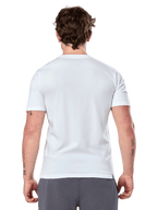 Alpinestars Geografica CSF Tee, Kurzarm-T-Shirt, Weiß, Rückansicht, getragen von einem Modell mit grauer Hose, lässige Motorsport-Streetwear