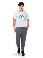 Alpinestars Geografica CSF Tee, Kurzarm-T-Shirt, Weiß, grünes Astars-Logo mit geografischer Multi-Tech-Grafik, getragen mit grauer Jogginghose und schwarzen Sneakern, lässige Motorsport-Streetwear
