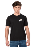 Alpinestars Formulate CSF Tee, Kurzarm-T-Shirt in Schwarz, getragen von einem männlichen Model mit blauen Jeans, mit weißem Astars-Logo auf der Brust, lässige vom Motorsport inspirierte Lifestyle-Bekleidung