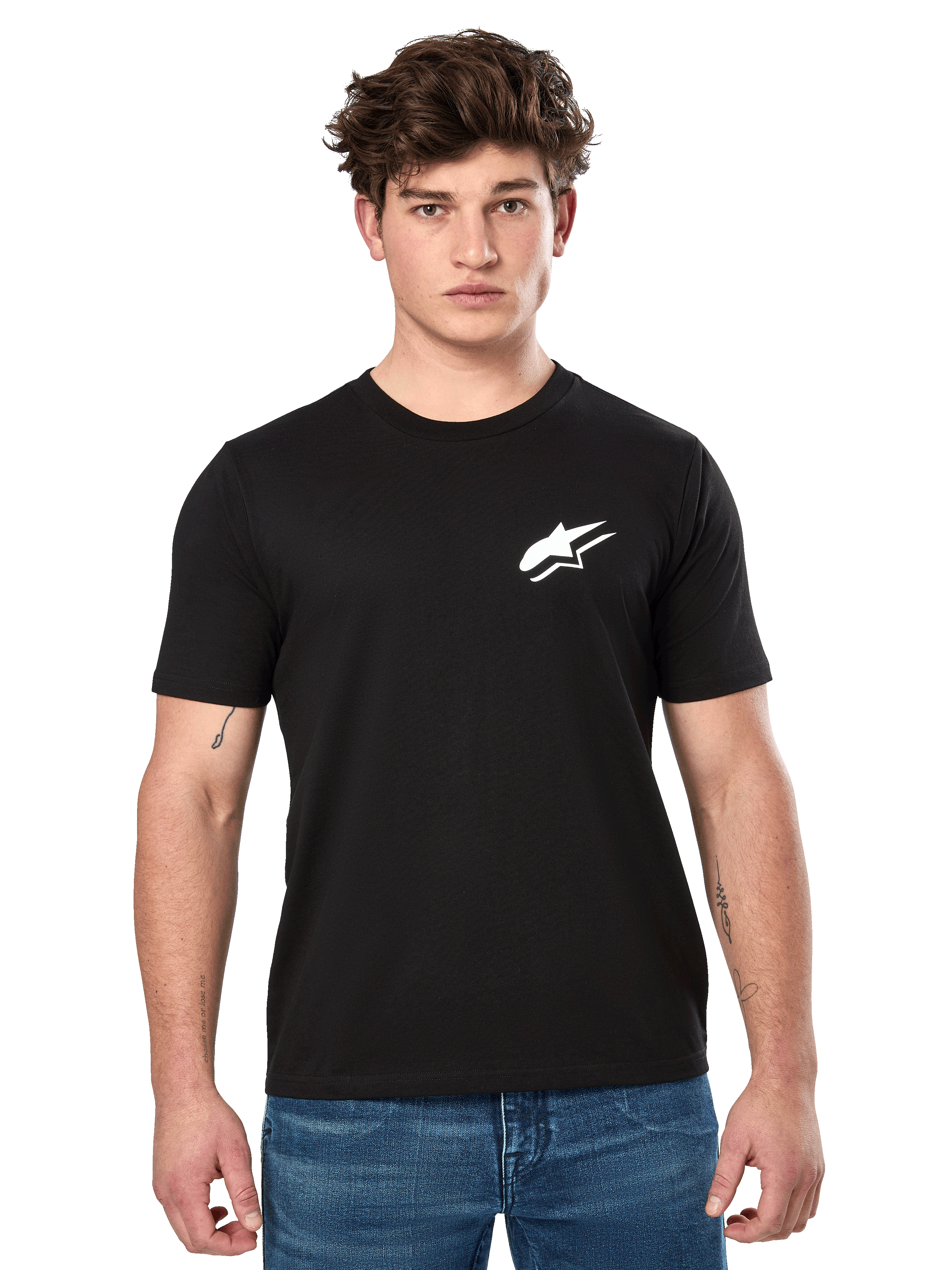 Alpinestars Formulate CSF Tee, Kurzarm-T-Shirt in Schwarz, getragen von einem männlichen Model mit blauen Jeans, mit weißem Astars-Logo auf der Brust, lässige vom Motorsport inspirierte Lifestyle-Bekleidung