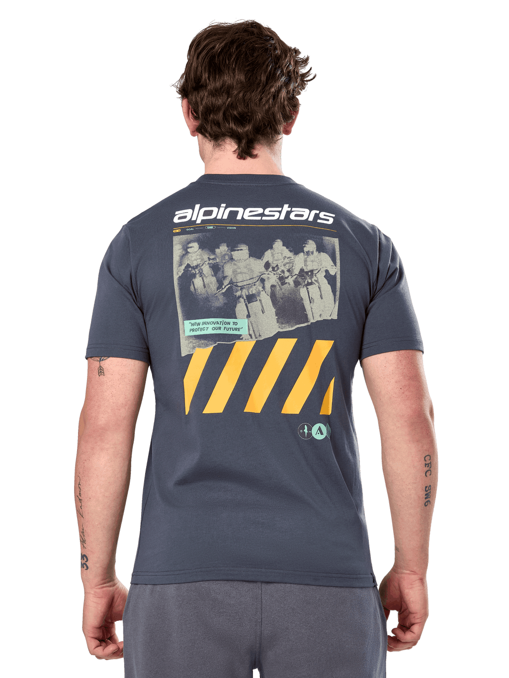 Alpinestars No Barrier Csf Tee, Kurzarm-T-Shirt, Anthrazit, große Rückengrafik mit Distressed-Motocross-Fotografie und gelben diagonalen Streifen, lässige Motorsport-Sportbekleidung