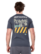 Alpinestars No Barrier Csf Tee, Kurzarm-T-Shirt, Anthrazit, große Rückengrafik mit Distressed-Motocross-Fotografie und gelben diagonalen Streifen, lässige Motorsport-Sportbekleidung