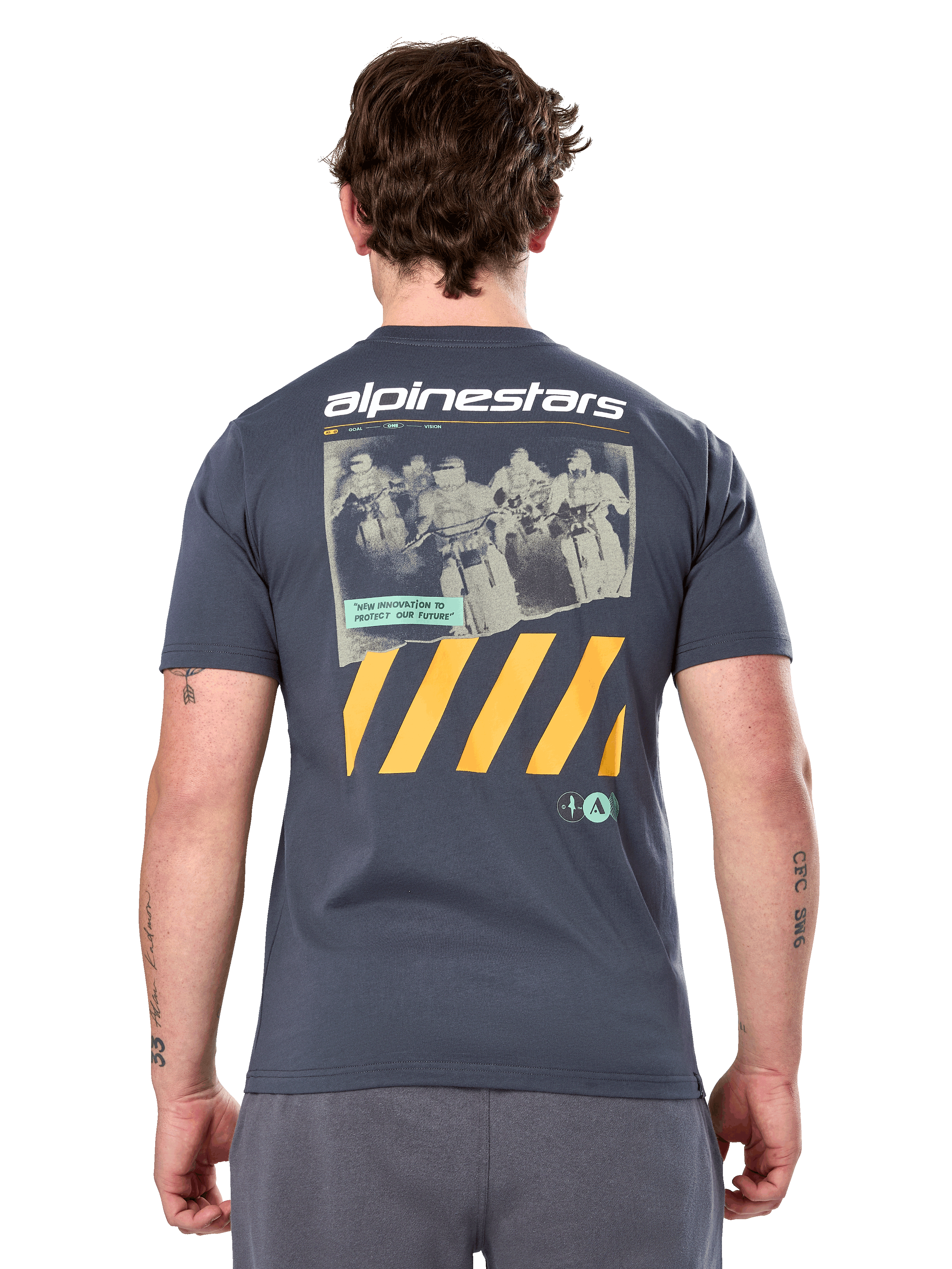 Alpinestars No Barrier Csf Tee, Kurzarm-T-Shirt, Anthrazit, große Rückengrafik mit Distressed-Motocross-Fotografie und gelben diagonalen Streifen, lässige Motorsport-Sportbekleidung