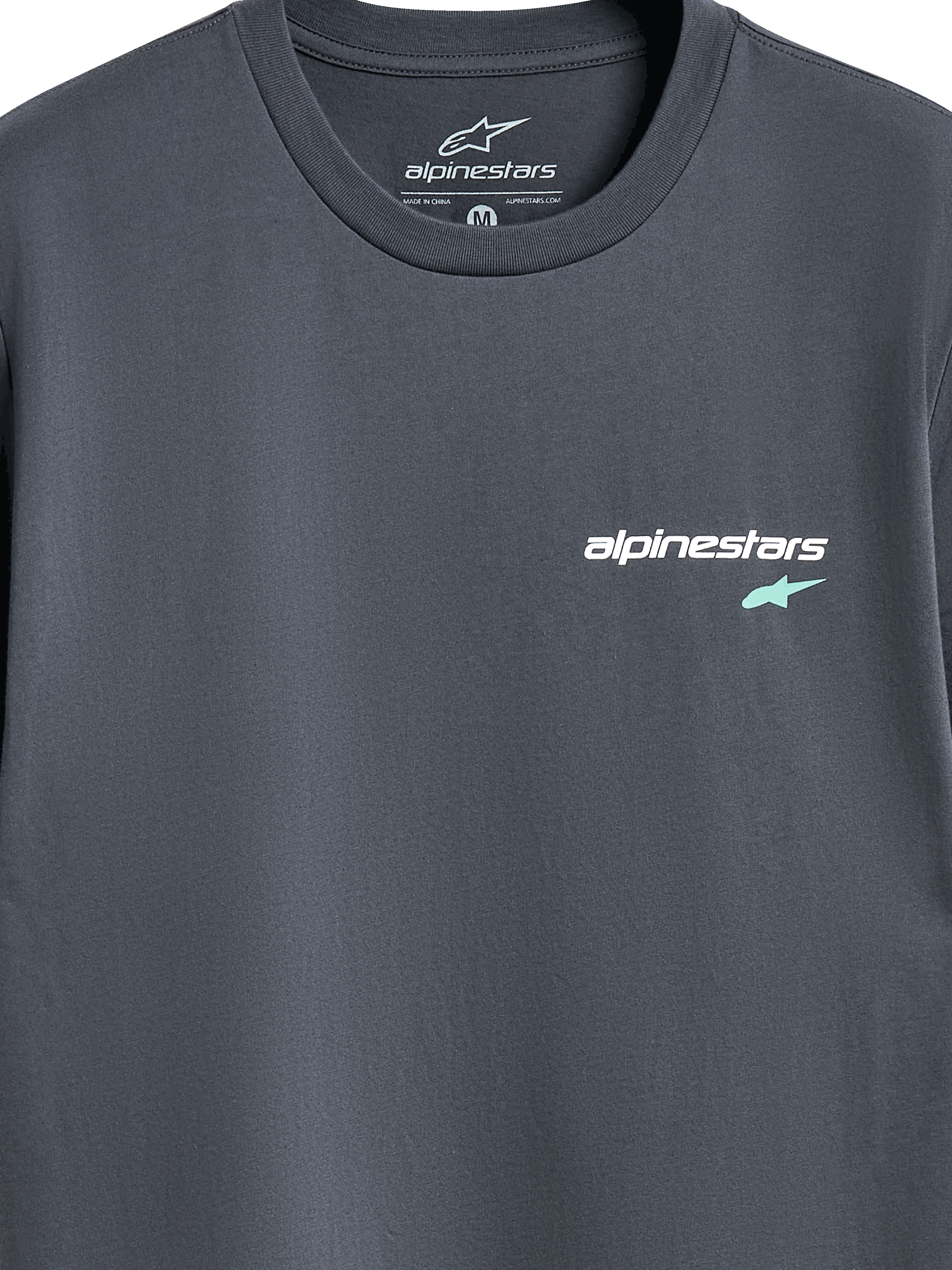 Alpinestars No Barrier CSF Tee, Kurzarm-T-Shirt, Charcoal, Nahaufnahme des Brustlogos mit weißem Alpinestars-Schriftzug und hellblauem Stern-Symbol, lässige Motorsport-Streetwear