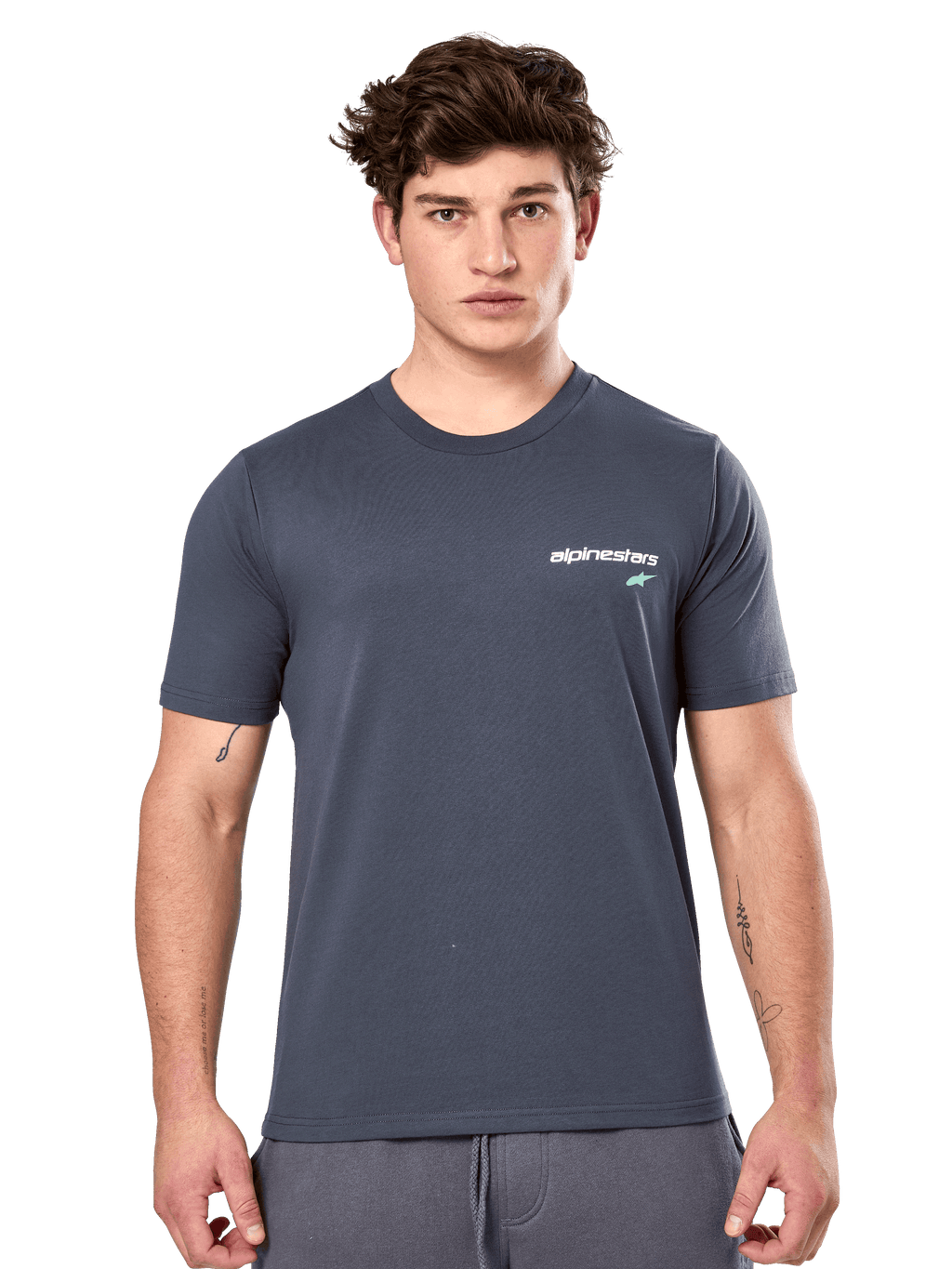 Alpinestars No Barrier CSF Tee, Kurzarm-T-Shirt, Dunkelgrau, weißes Alpinestars-Logo mit einem türkisfarbenen Stern auf der Brust, lässige Motorsport-Streetwear