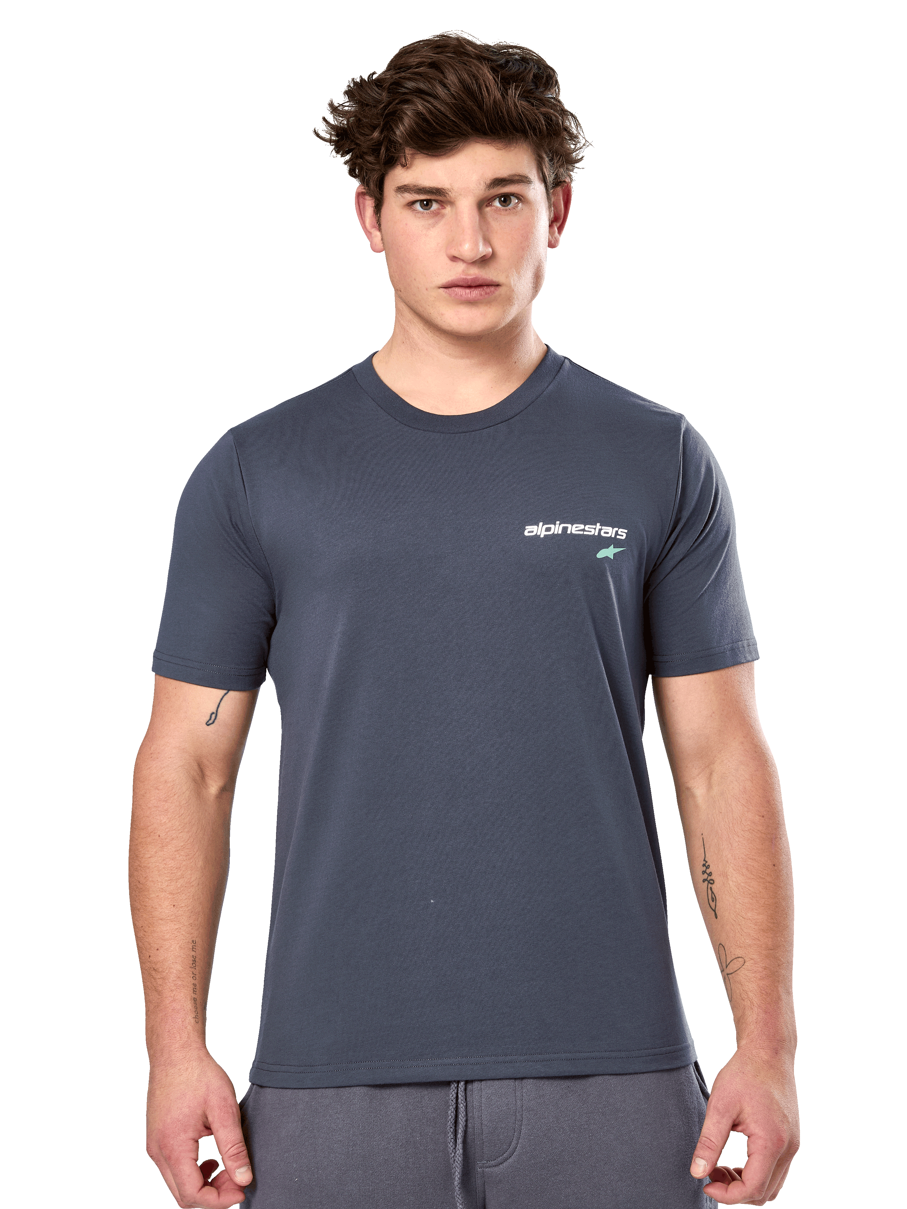 Alpinestars No Barrier CSF Tee, Kurzarm-T-Shirt, Dunkelgrau, weißes Alpinestars-Logo mit einem türkisfarbenen Stern auf der Brust, lässige Motorsport-Streetwear